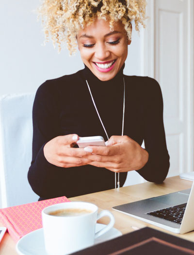 Woman using IONOS Mail